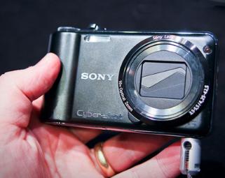 фотоаппарат с 10х зумом Sony HX5 легко умещается на руке